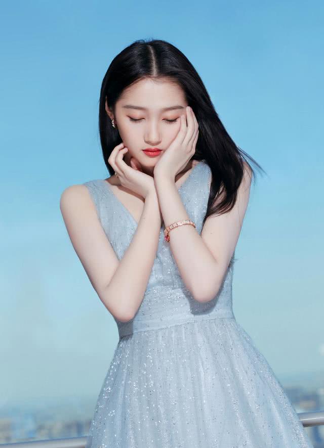 关晓彤最新发色引领潮流魅力，无法抵挡的魅力秀发！