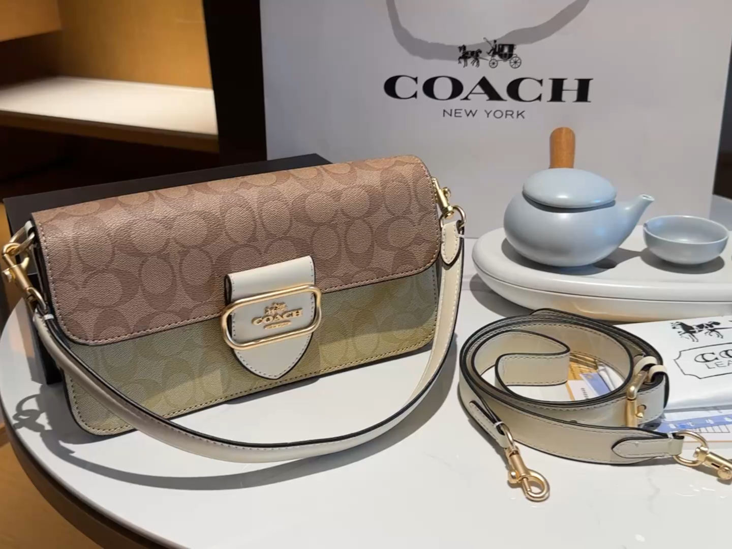 蔻驰酒神最新款，自信与成就感的时尚之选