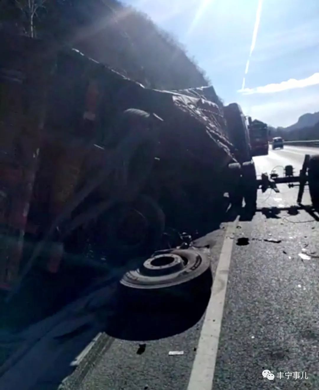 河北丰宁发生最新车祸