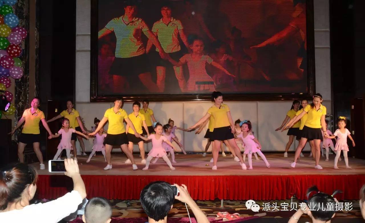 六一幼儿园舞蹈表演，小巷深处的色彩盛宴