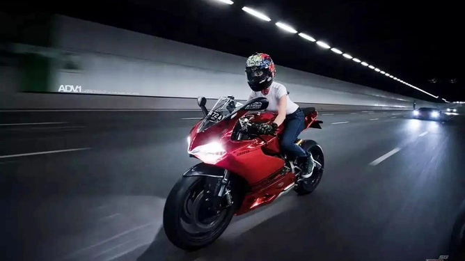 速度与友情的极致展现，世界上最快的摩托车比赛盛宴