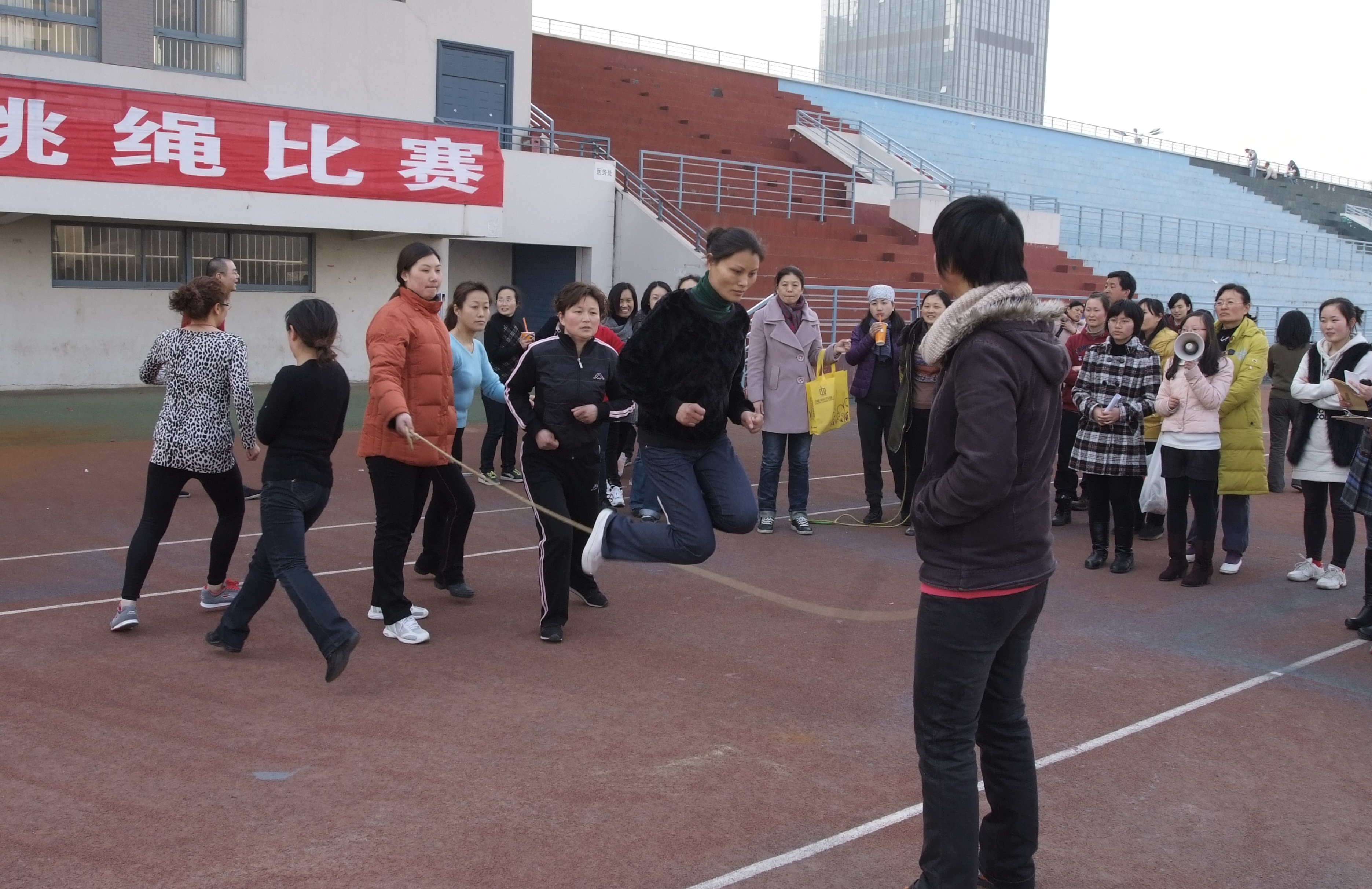 学校举行跳绳比赛李红