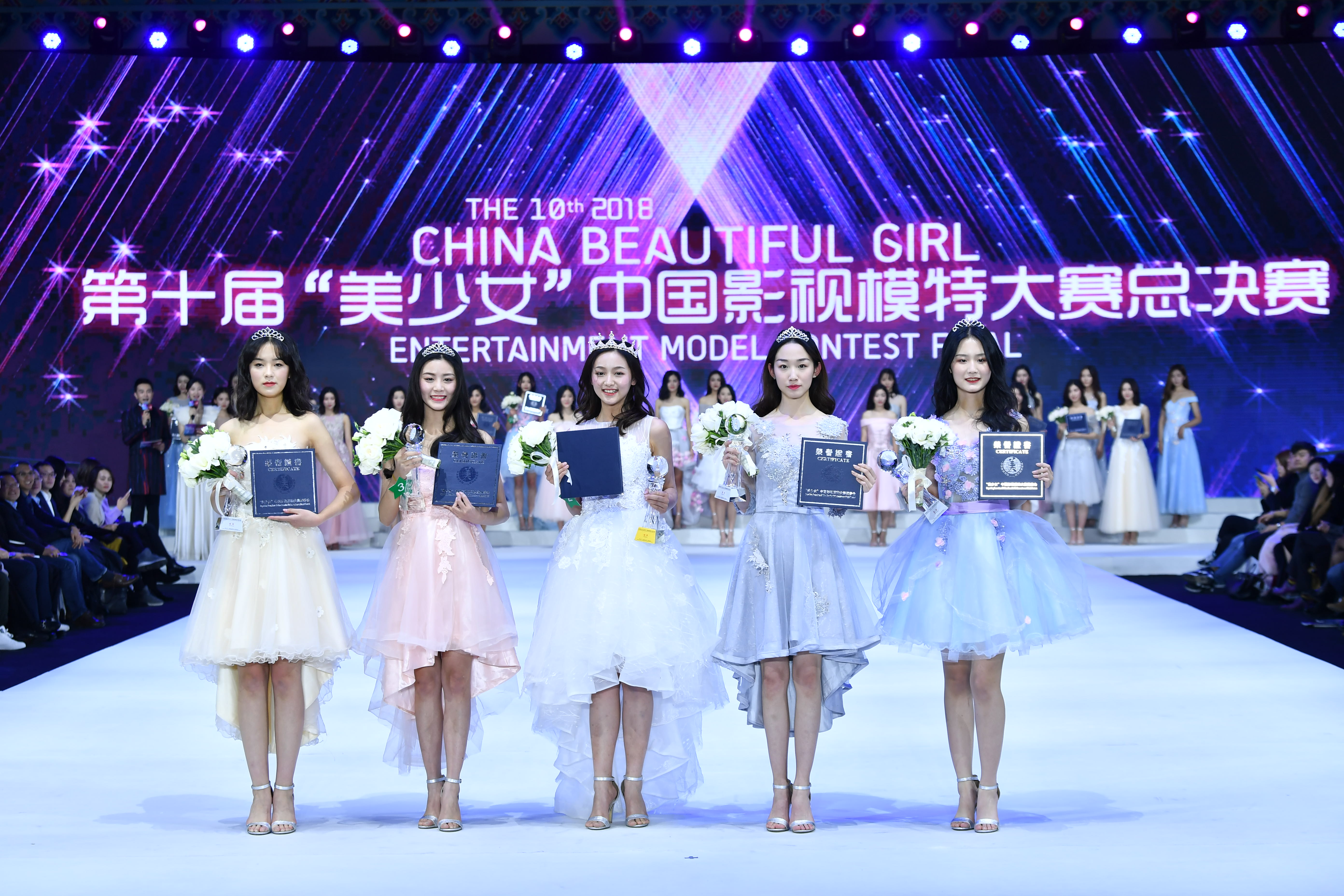 少女比赛的温馨日常风采展示